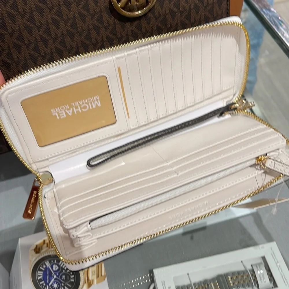 MICHAEL KORS LARGE TRAVEL CONTINENTAL WRISTLET WALLET OPTIC WHITE COLOR